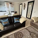 Cosy 1 Bedroom Apartment 900M From Beach