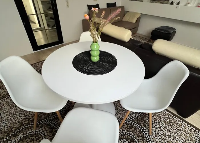 Cosy 1 Bedroom Apartment 900M From Beach